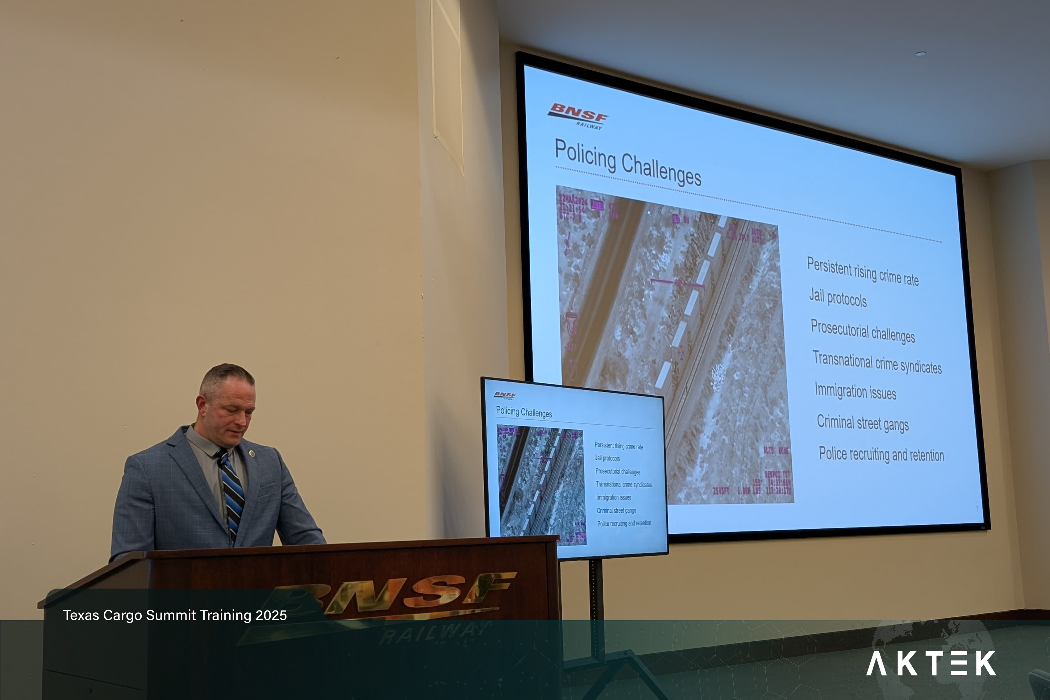 Bryan Laurie, Jefe de la Policía de BNSFpresenta los desafíos del robo de carga ferroviaria durante el Congreso de Capacitación en Carga de Texas 2025.