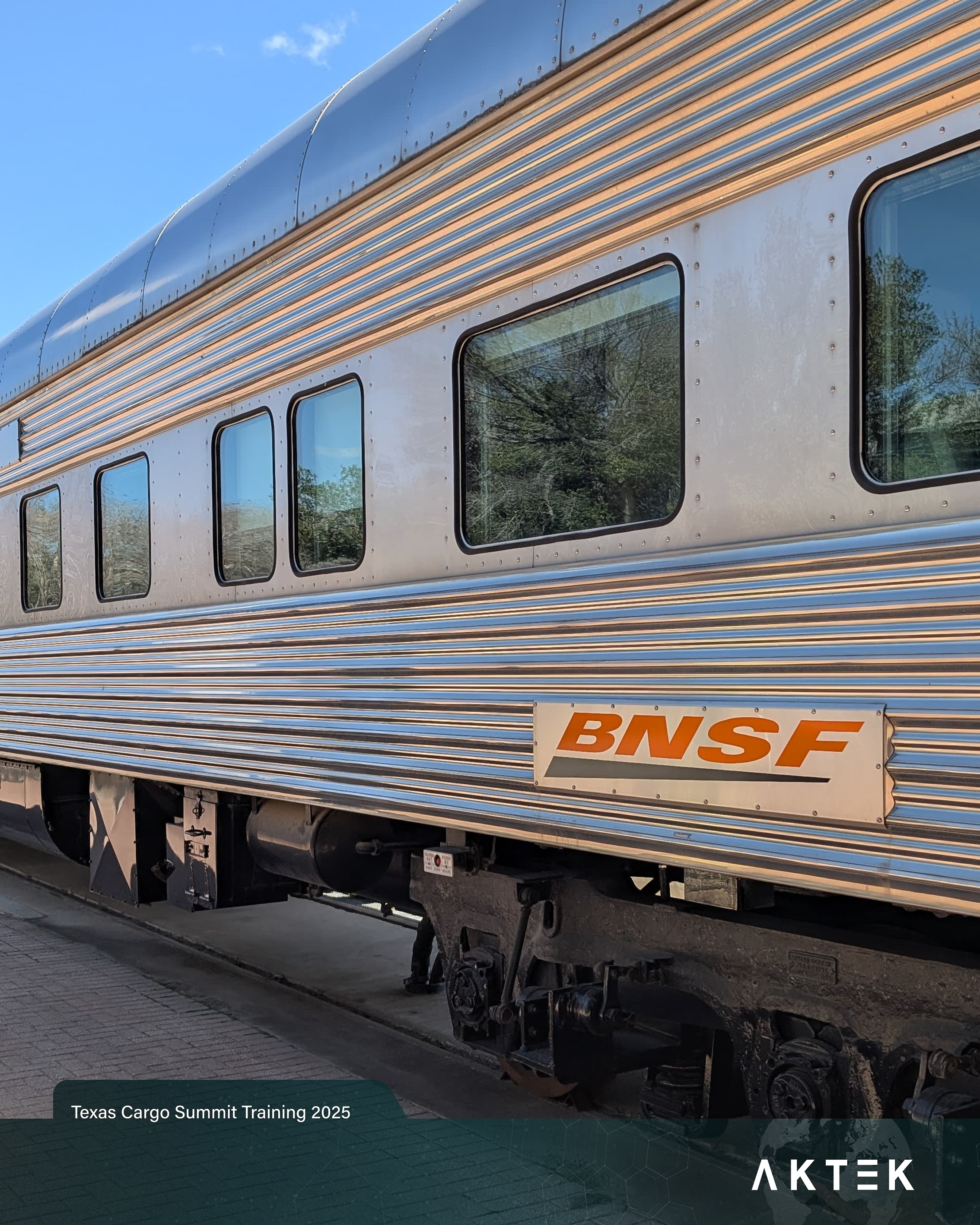 Primer plano de un vagón de tren de BNSF Railway frente al Congreso de Capacitación en Carga de Texas 2025.