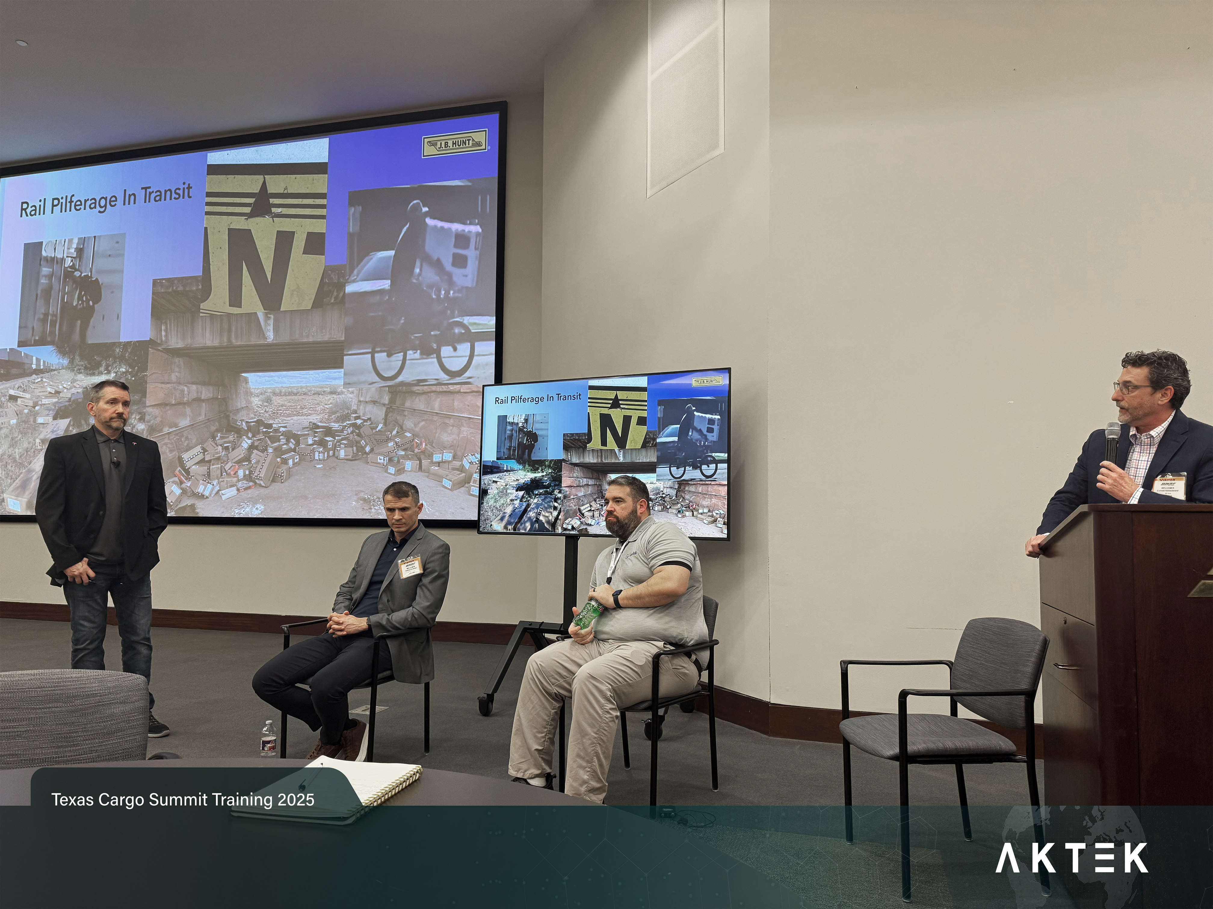 Expertos de seguridad privada y fuerzas del orden presentando tendencias clave sobre delitos de carga durante el congreso.